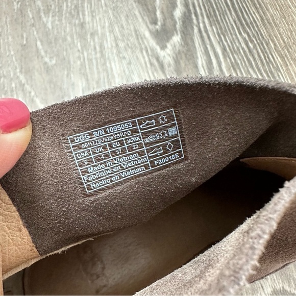 Ugg Bandara Mysterious suede ankle booties, travel friendly, cozy chic - Picture 5 of 11